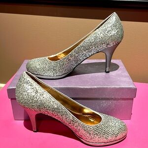 🎁Sparkly silver pumps great for the New Year party